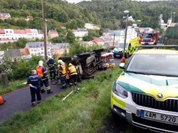 Z převráceného auta  na Karlovarsku museli hasiči zraněného řidiče vyprostit